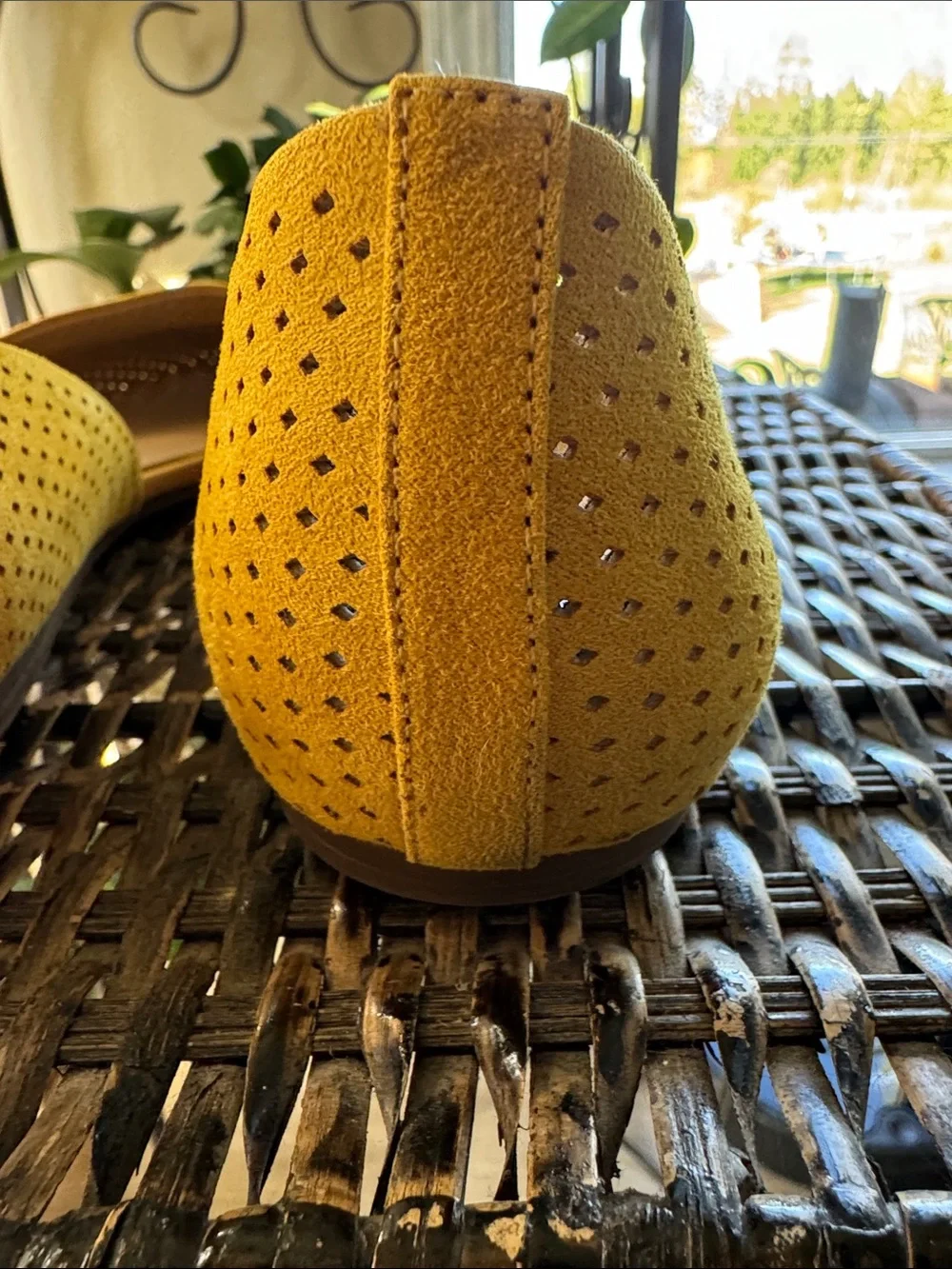 Franco Sarto Honey2‎ Yellow Pointed-Toe Perforated Flats Women’s Size 9.5
